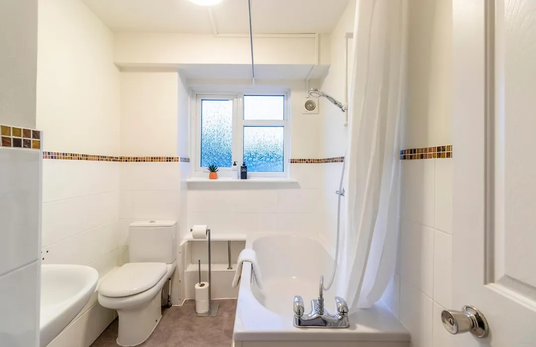 Beautiful Sea View 2 Bedroom Sleeps 6-Free Parking-1