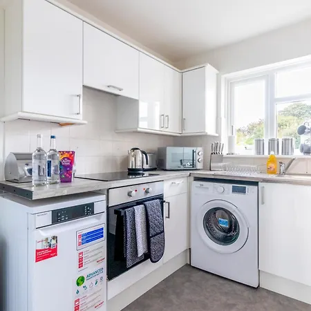 Beautiful Sea View 2 Bedroom Sleeps 6-Free Parking-2