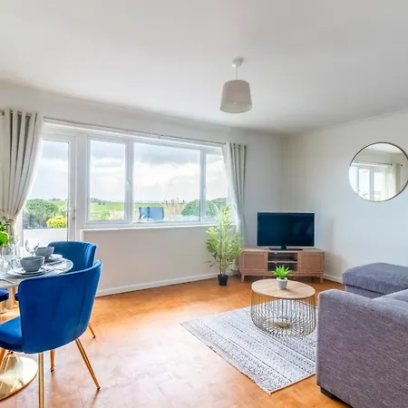 Beautiful Sea View 2 Bedroom Sleeps 6-Free Parking-3
